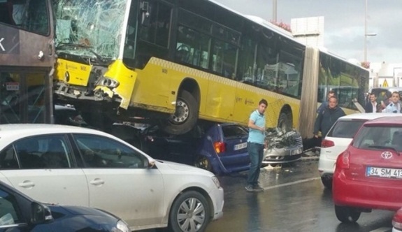 Kontrolden çıkan metrobüs araçların üzerine uçtu