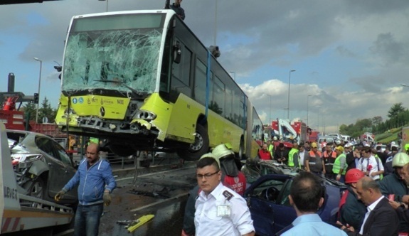 Kontrolden çıkan metrobüs araçların üzerine uçtu