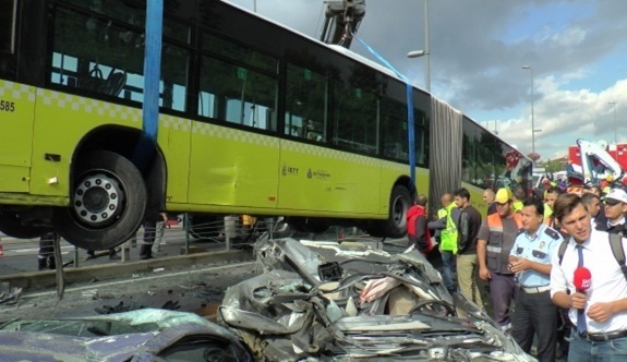 Kontrolden çıkan metrobüs araçların üzerine uçtu