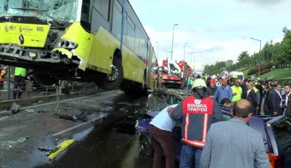 Kontrolden çıkan metrobüs araçların üzerine uçtu