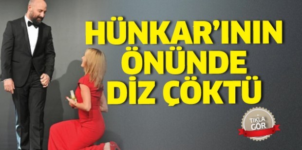 Meryem Uzerli Halit Ergenç'in önünde diz çöktü