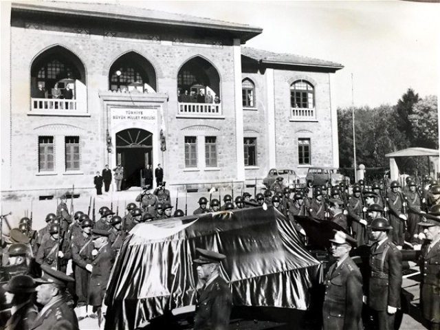 Atatürk'ün cenazesinden hiç görünmeyen fotoğraflar