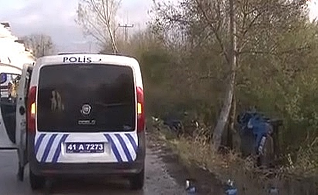 Kocaeli'de elektrik direğine saplanan araçtaki 3 kişi öldü