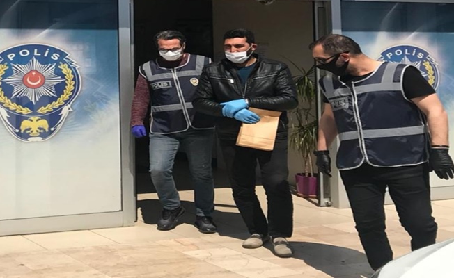 Kontrol noktasında polis ekiplerine sahte kimlik gösteren kaçak yakalandı Kontrol noktasında polis ekiplerine sahte kimlik gösteren kaçak yakalandı