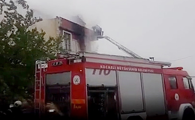 Kocaeli'de yangında mahsur kalanları itfaiye kurtardı Kocaeli'de yangında mahsur kalanları itfaiye kurtardı