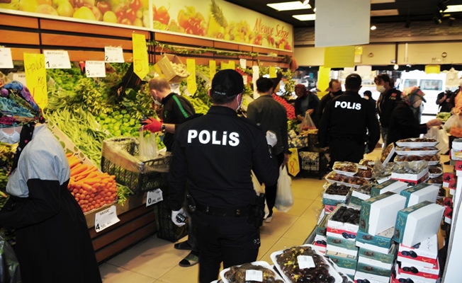 Kocaeli'de yapılan Huzur uygulamasında 173 kişiye para cezası uygulandı Kocaeli'de yapılan Huzur uygulamasında 173 kişiye para cezası uygulandı