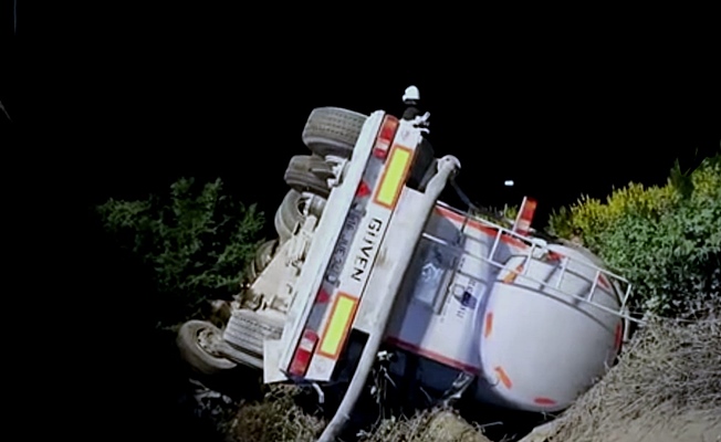 TEM otoyolunda tanker şarampole devrildi TEM otoyolunda tanker şarampole devrildi