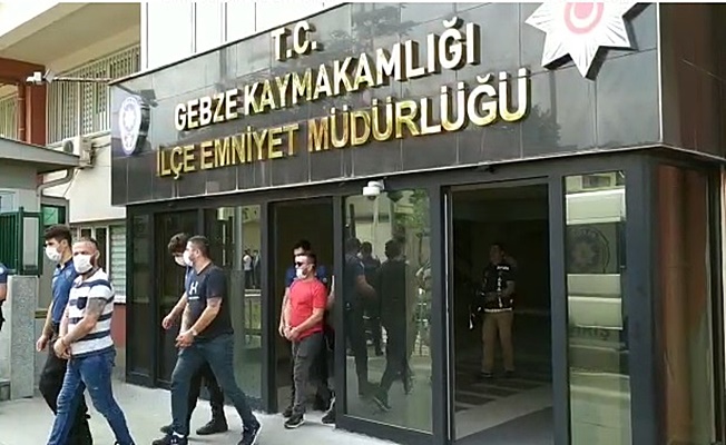 Bankadan vatandaşa zorla para çektirmeye çalışan 4 şüpheli kıskıvrak yakalandı Bankadan vatandaşa zorla para çektirmeye çalışan 4 şüpheli kıskıvrak yakalandı
