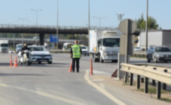 Kocaeli'de kontrolden kaçan kişi polise çarptı!