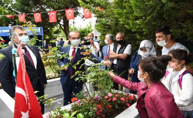 Kocaeli Valisi Yavuz, Bağçeşme Namazgah Şehitliği ile Polis Şehitliğini Ziyaret Etti