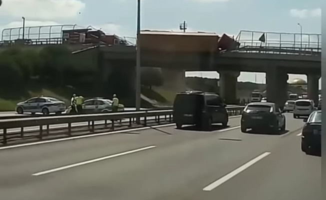 TIR köprü üstünde devrildi otoyolda ulaşım durdu