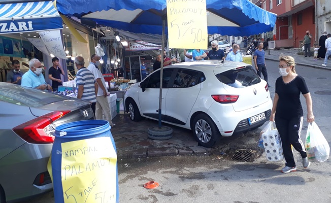 Kaza yapan araç balıkçıya girdi!1 Yaralı Kaza yapan araç balıkçıya girdi!1 Yaralı