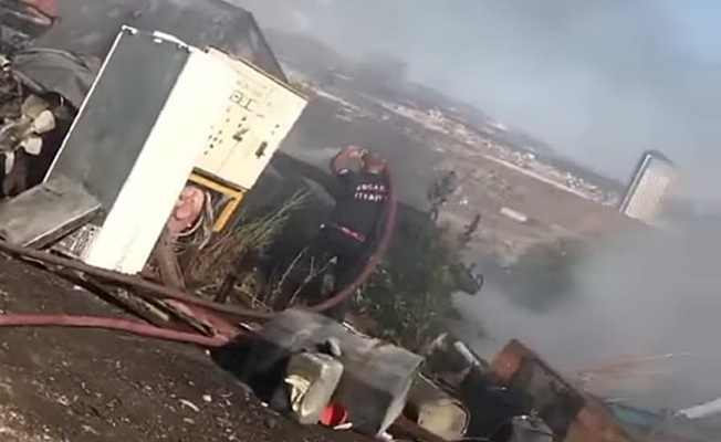 Makilik alanda çıkan yangın hurda araçları tutuşturdu Makilik alanda çıkan yangın hurda araçları tutuşturdu