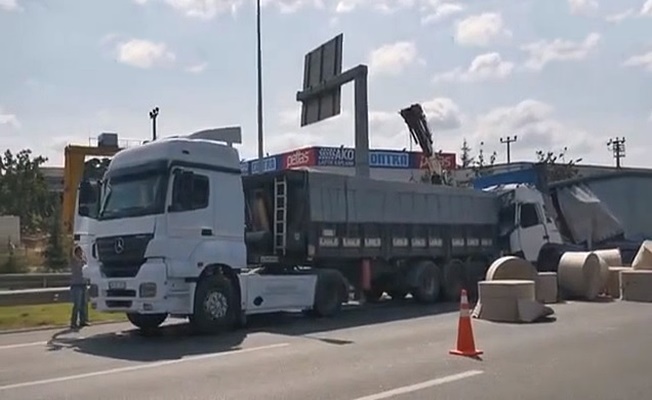 TEM Otoyolunda iki TIR çarpıştı:1 yaralı