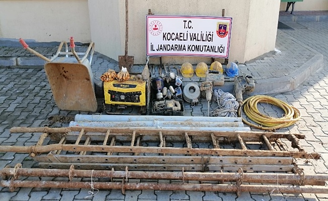 Kocaeli'de Kaçak kazı yapan 4 kişi yakalandı! Kocaeli'de Kaçak kazı yapan 4 kişi yakalandı!