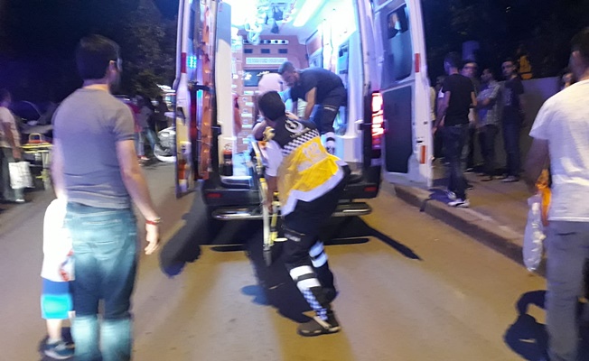 Hafif ticari araç elektrikli bisiklete çarptı ; 2 yaralı Hafif ticari araç elektrikli bisiklete çarptı ; 2 yaralı