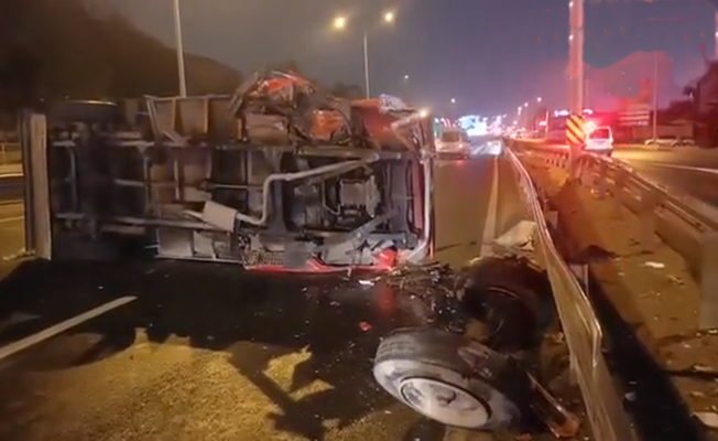 Sebze yüklü kamyonet devrildi;1 Yaralı Sebze yüklü kamyonet devrildi;1 Yaralı