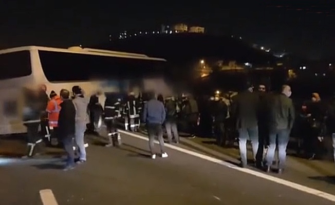 Bariyerleri aşan otobüsün viyadükte asılı kaldığı kazada 6 kişi yaralandı. Bariyerleri aşan otobüsün viyadükte asılı kaldığı kazada 6 kişi yaralandı.
