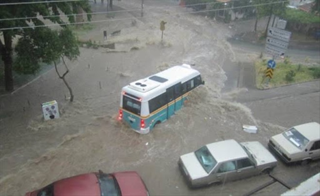 İzmir'de şiddetli yağış sele döndü!