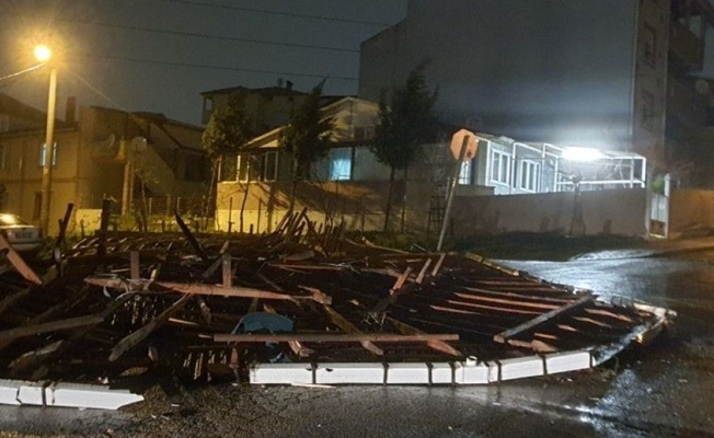 Şiddetli fırtınada bir binanın çatısı uçtu! Şiddetli fırtınada bir binanın çatısı uçtu!