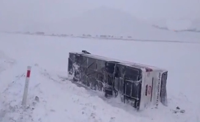 Ağrı’da Tipi Nedeniyle Yolcu Otobüsü Devrildi