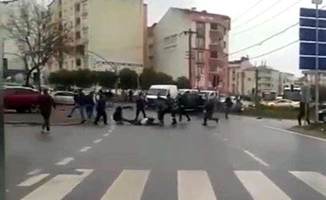 Kaza sonrası silahlar patladı!! Kaza sonrası silahlar patladı!!
