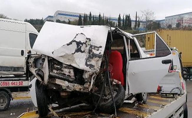 Minibüs ile otomobilin çarpışması sonucu 1'i ağır, 4 kişi yaralandı
