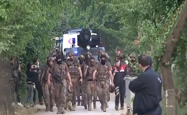 Babasını öldüren kişi jandarma dahil 7 kişiyi yaraladı! Babasını öldüren kişi jandarma dahil 7 kişiyi yaraladı!