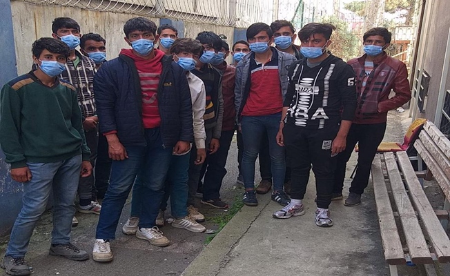 Durdurulan otobüsten 16 Afgan kaçak yakalandı Durdurulan otobüsten 16 Afgan kaçak yakalandı