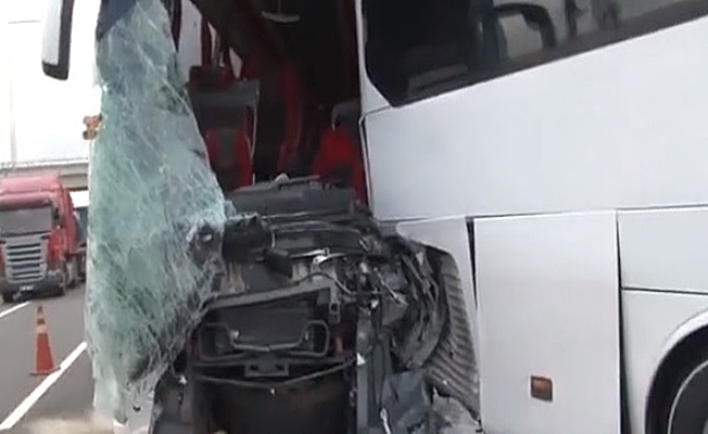 TEM otoyolunda 2 otobüs çarpıştı çok sayıda yaralı var! TEM otoyolunda 2 otobüs çarpıştı çok sayıda yaralı var!