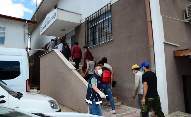 Kocaeli’de 15 kaçak göçmen yakalandı Kocaeli’de 15 kaçak göçmen yakalandı