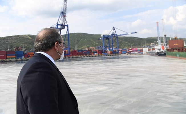 Vali Seddar Yavuz liman bölgelerindeki müsilajı inceledi Vali Seddar Yavuz liman bölgelerindeki müsilajı inceledi