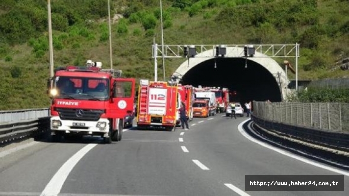 TEM'de meydana gelen kazada yanan araçtan son anda kurtuldular