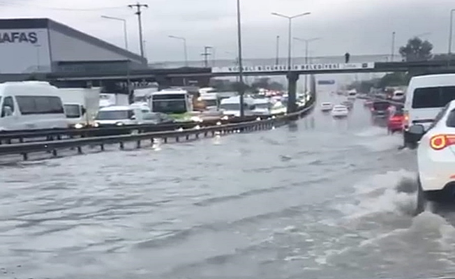 Yollar 10 dakikada göle döndü! Yollar 10 dakikada göle döndü!