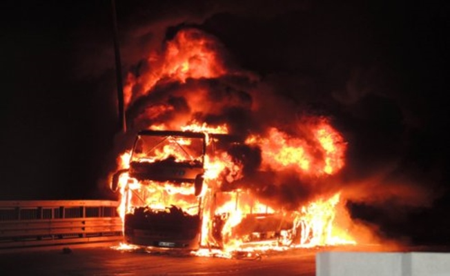 Seyir halindeki tur otobüsü alev alev yandı!