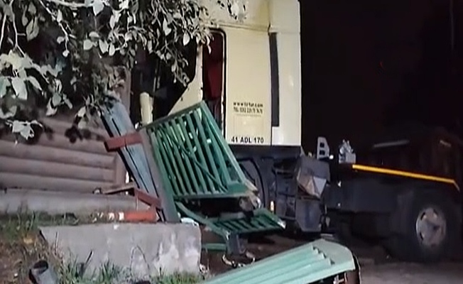 Direğe çarpan tır'ın sürücüsü yaralandı! Direğe çarpan tır'ın sürücüsü yaralandı!