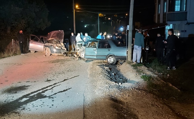 Gebze'de iki otomobil kafa kafaya çarpıştı: 2 yaralı