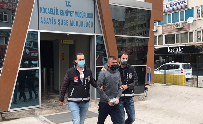 Sokak ortasında arkadaşını öldüren şahıs tutuklandı Sokak ortasında arkadaşını öldüren şahıs tutuklandı