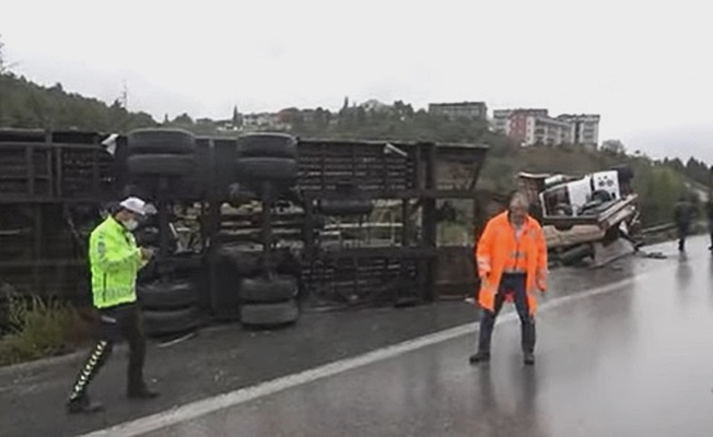 TEM'de araç taşıyan çekici devrildi ; 2 yaralı !