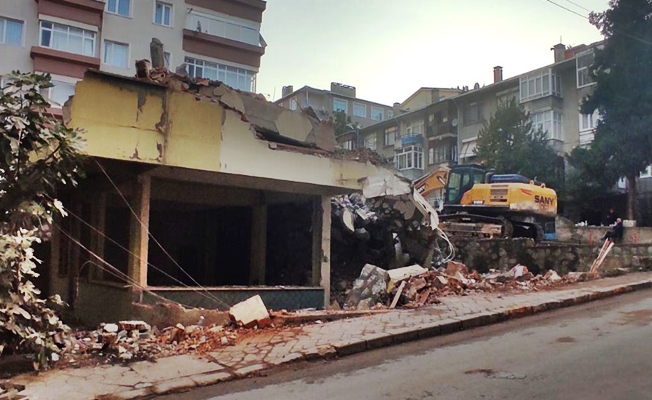 Yıkılan bina elektrik tellerine çarptı!