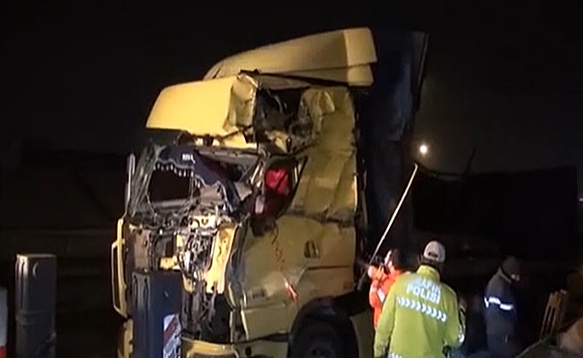 Devrilen TIR yolu trafiğe kapattı!