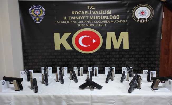 TEM'de durdurulan araçta 20 ruhsatsız tabanca ele geçirildi TEM'de durdurulan araçta 20 ruhsatsız tabanca ele geçirildi