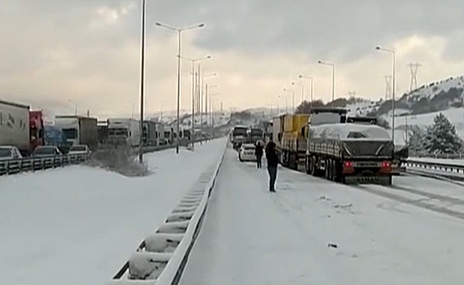 TEM'de 24 araçlı zincirleme kaza;5 yaralı!