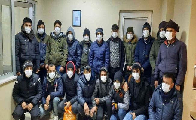 TEM’de durdurulan araçtan 21 kaçak göçmen çıktı TEM’de durdurulan araçtan 21 kaçak göçmen çıktı