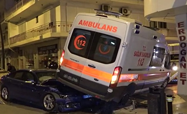 Ambulans ile otomobilin çarpışması sonucu 5 kişi yaralandı