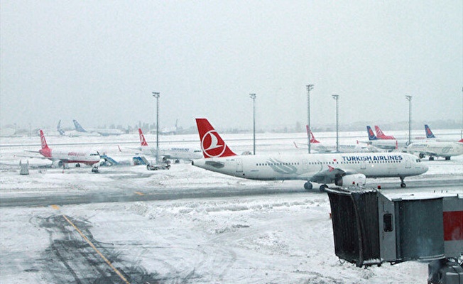 İstanbul'da kar yağışı nedeniyle uçak seferleri  iptal edildi!