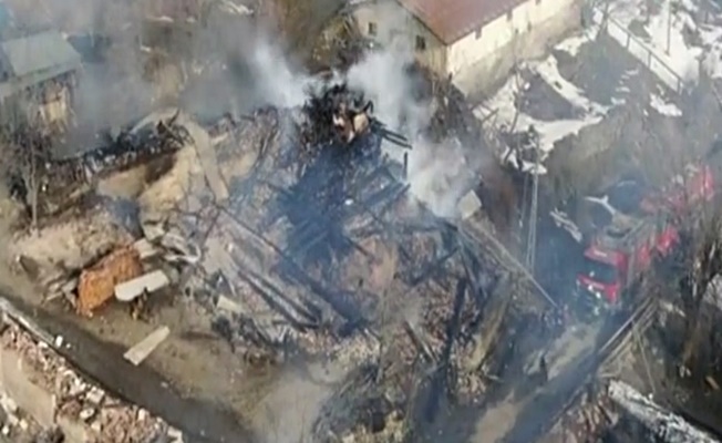 Kastamonu'da yangın felaketi; Köydeki birçok ev ve cami yandı !