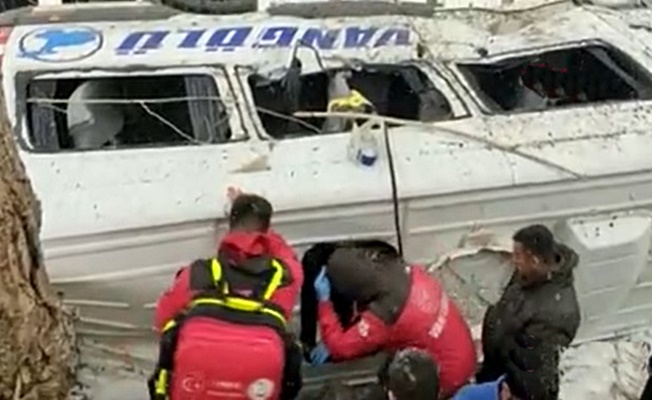 Van'da yolcu minibüsü devrildi: 14 kişi yaralandı