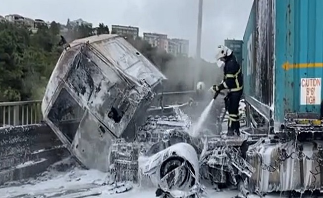 Kaza yapan tırın çekici kısmında yangın çıktı