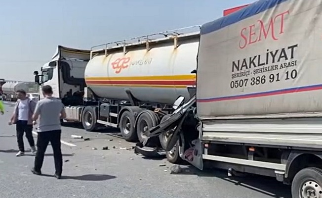 TEM'de zincirleme kaza; Kamyonet sürücüsünü vatandaşlar çıkarttı! TEM'de zincirleme kaza; Kamyonet sürücüsünü vatandaşlar çıkarttı!